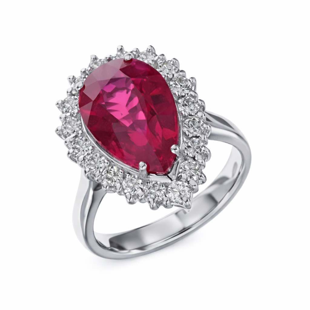 Anello con gemma rossa a forma di pera e contorno di diamanti su fascia d'argento.