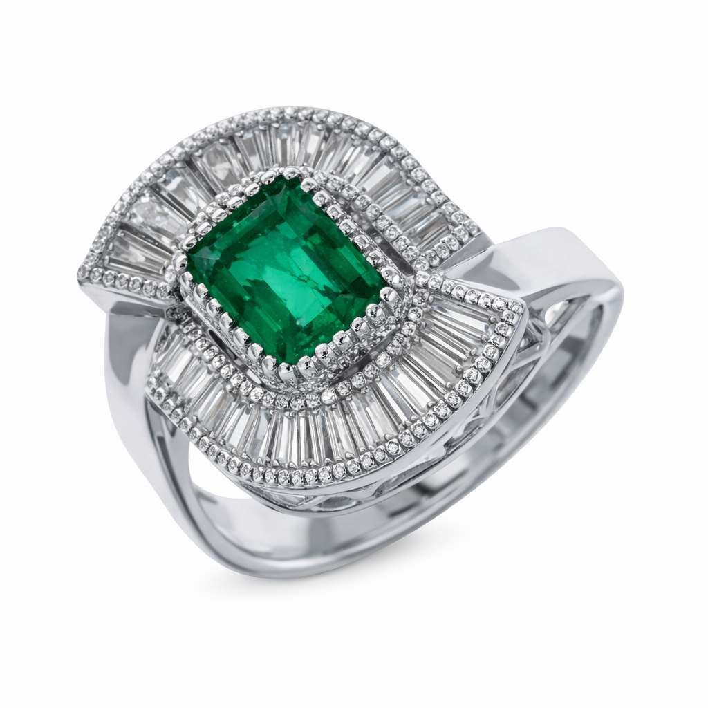 Anello in argento con gemma verde quadrata e contorno di diamanti.