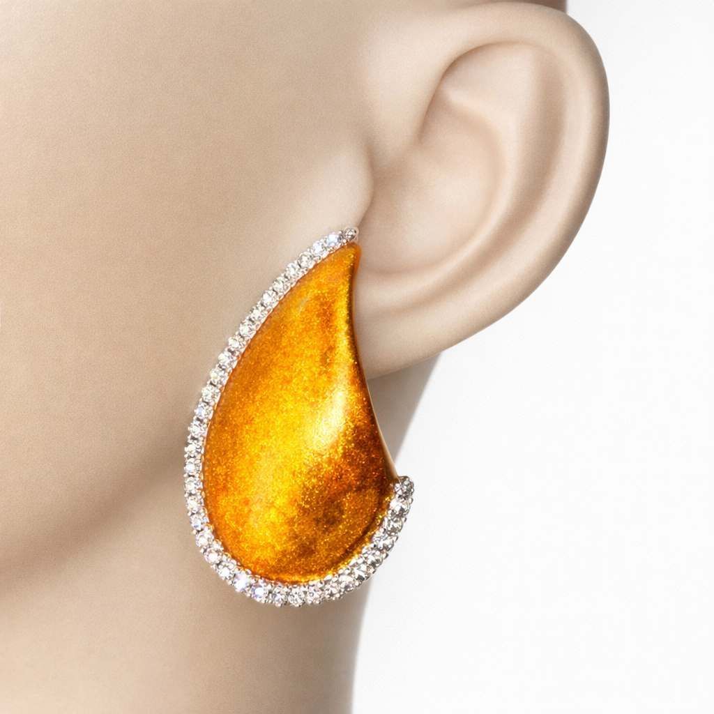 Orecchino a goccia dorata con bordo di strass all'orecchio