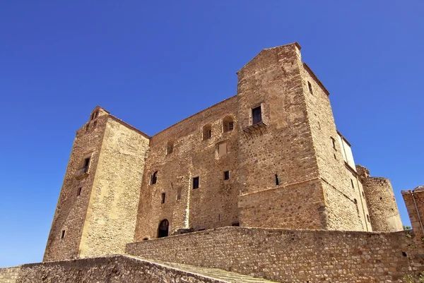 Fortezza in pietra su una collina sotto un cielo azzurro e limpido CASTELBUONO 