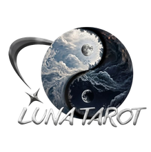 Logotipo de Luna Tarot con un emblema celestial de luna y sol y texto en letra cursiva plateada.