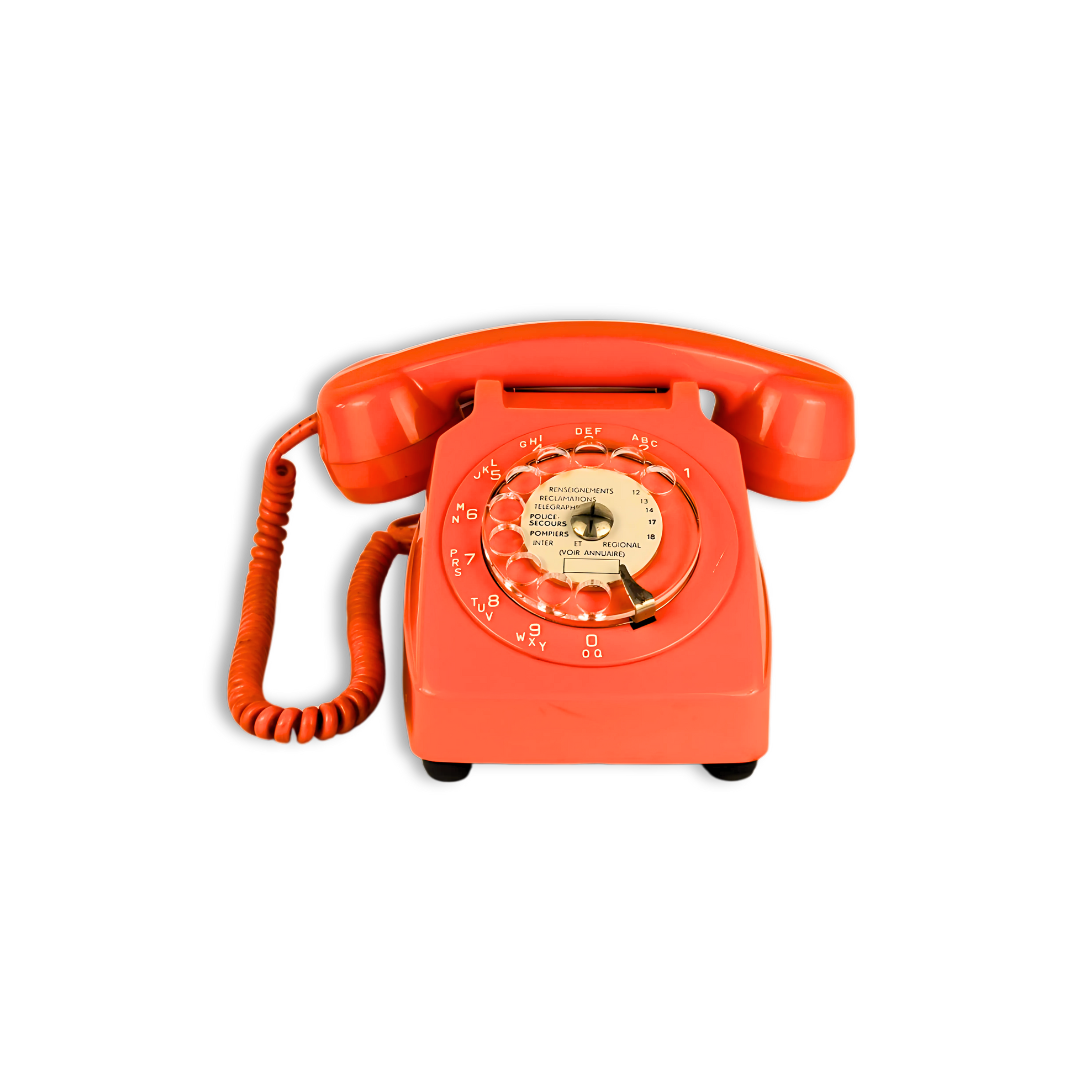 Un téléphone orange avec un cadran blanc et un cordon rouge