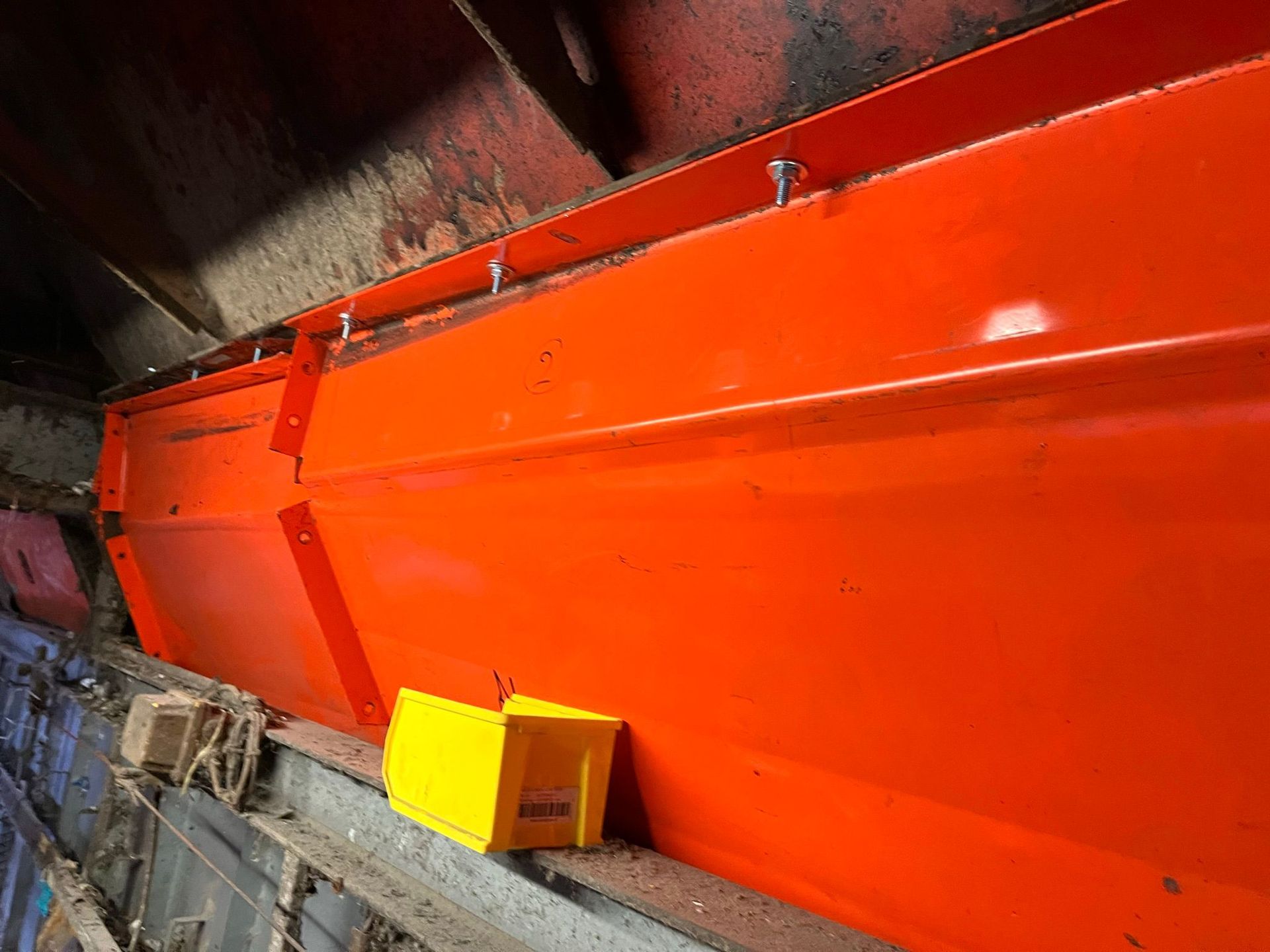 Feloranje industriële container, gemonteerd, met gele doos.