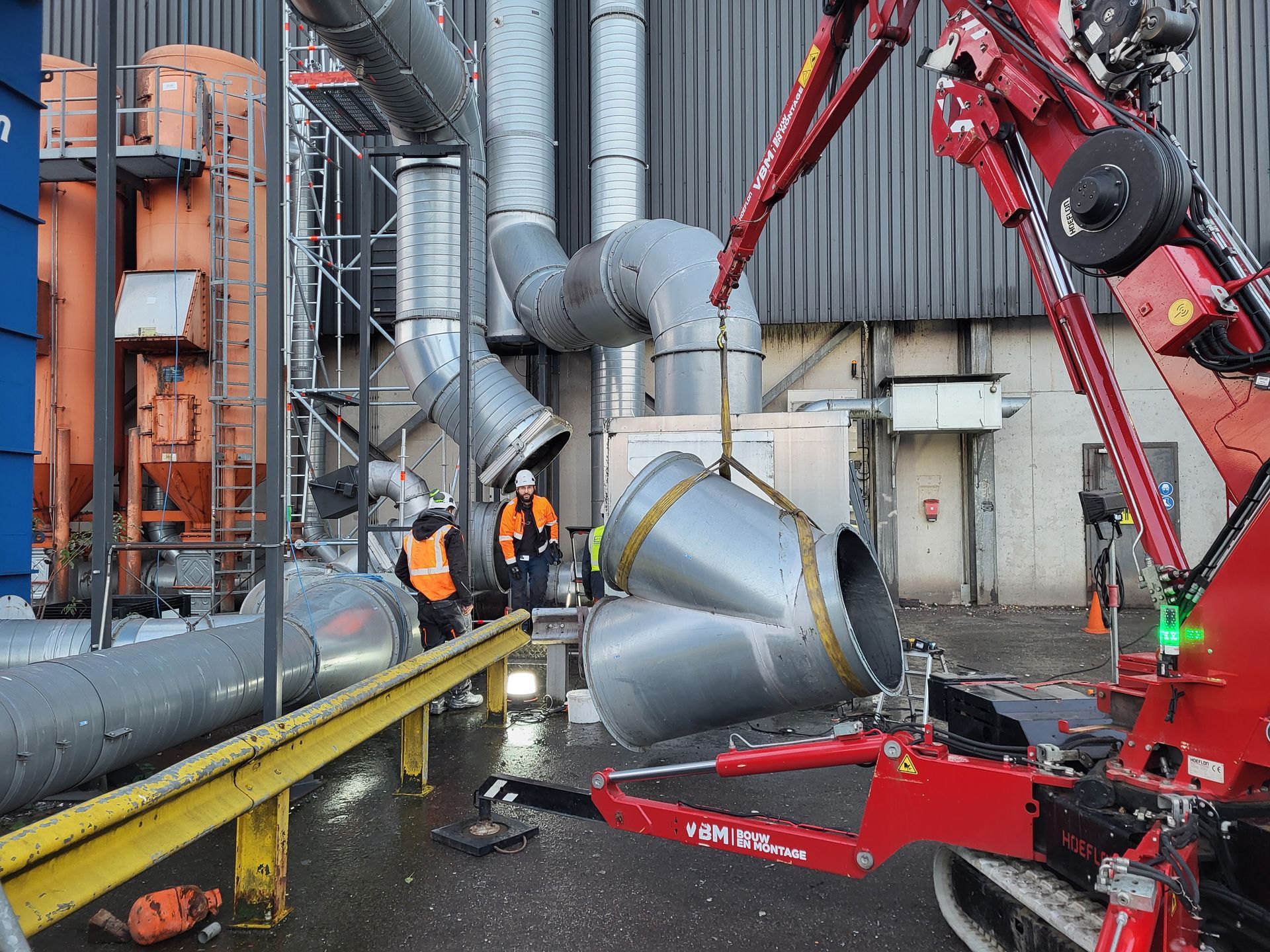 Industriële omgeving met steigers en andere buizen.
