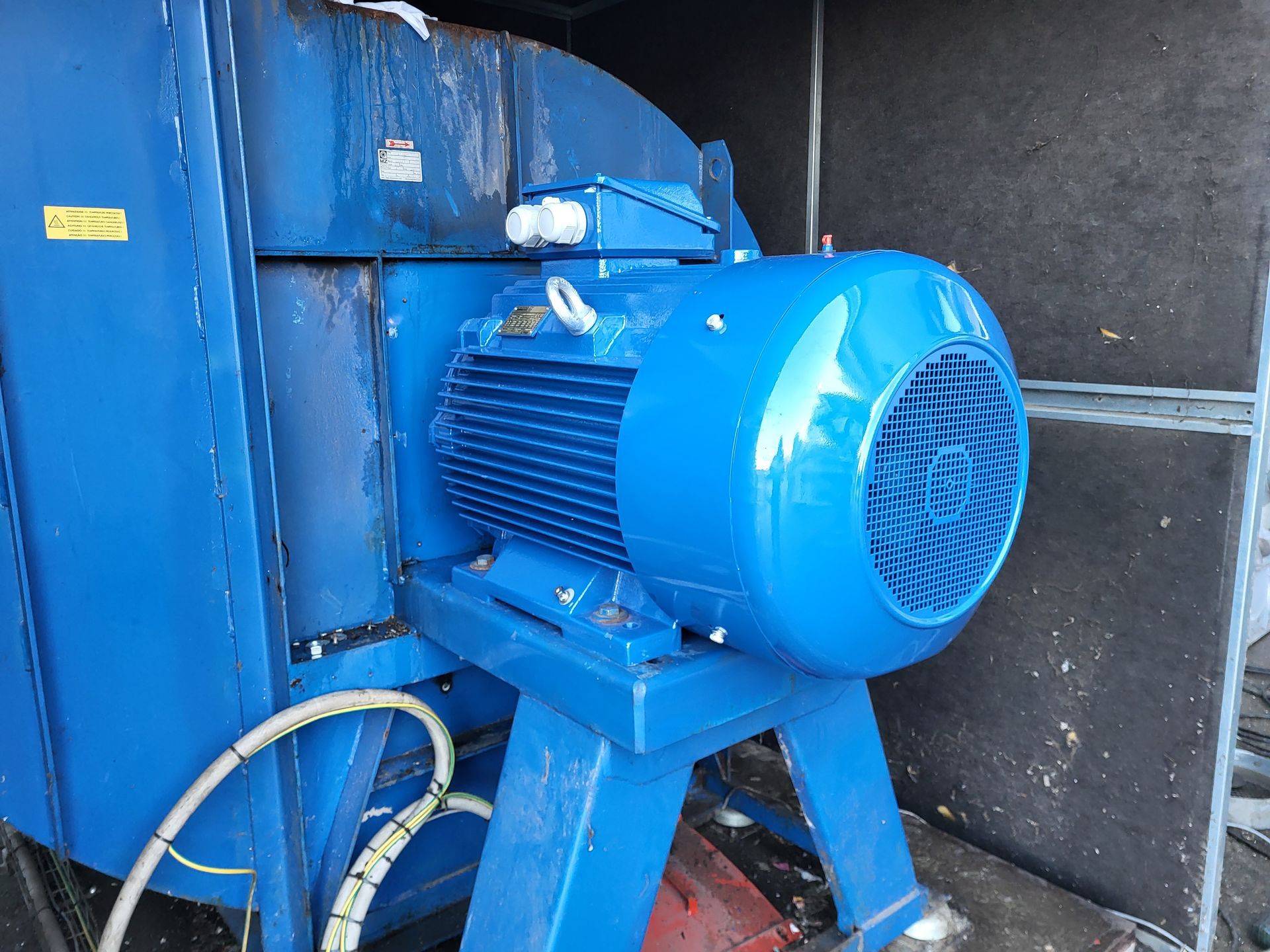 Blauwe industriële ventilatormotor.