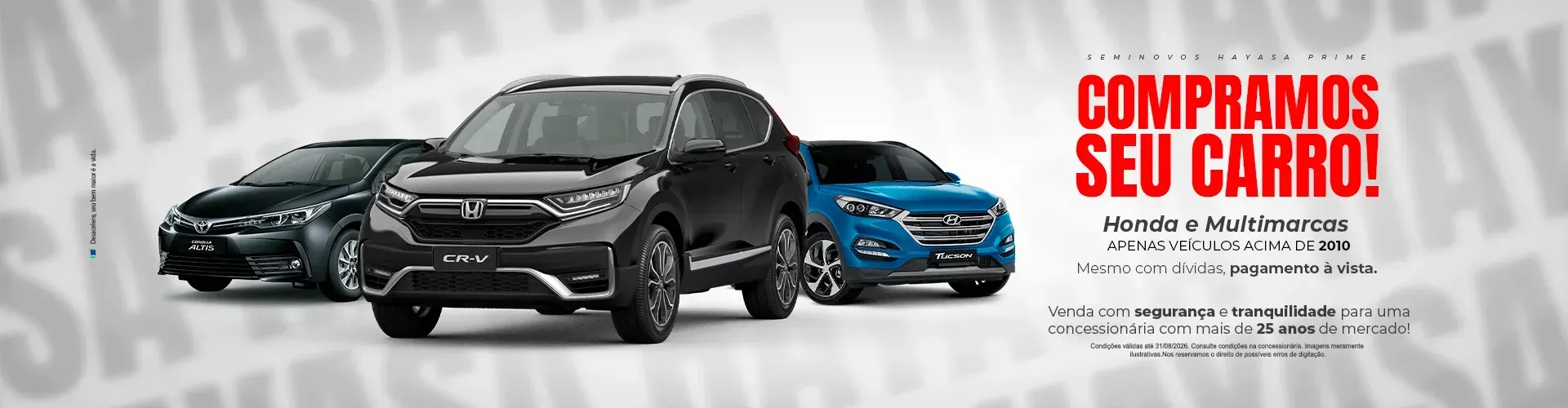 Casal com vendedor em uma concessionária de carros. Sorrindo, conversando sobre detalhes perto de carros estacionados.