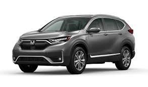 SUV Honda CRV cinza estacionado sobre um fundo branco.
