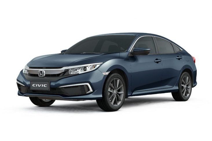 Sedan Honda Civic azul estacionado sobre um fundo branco.