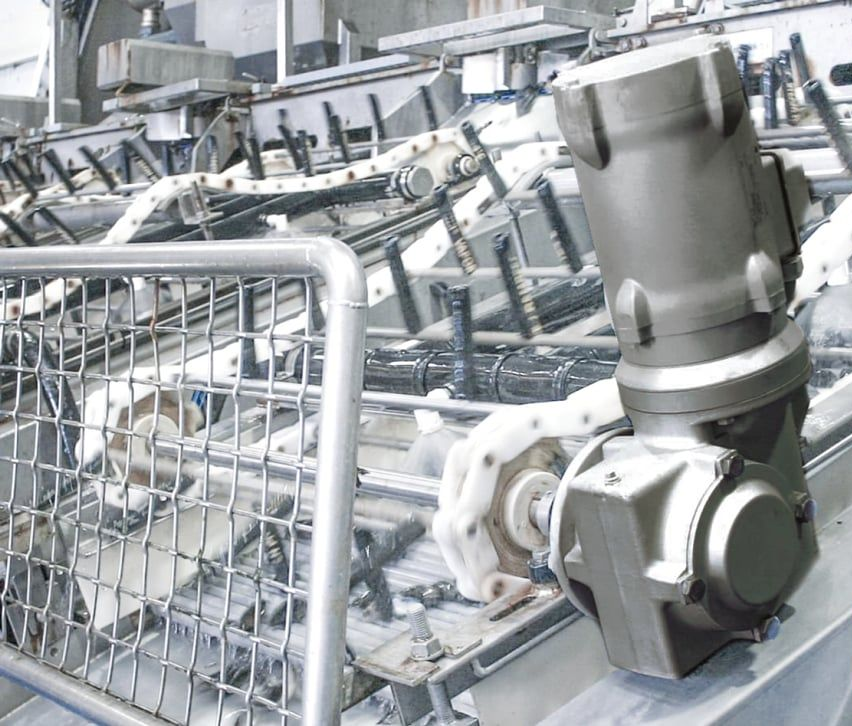 Industriell robotarm som arbetar på en automatiserad fabriksproduktionslinje