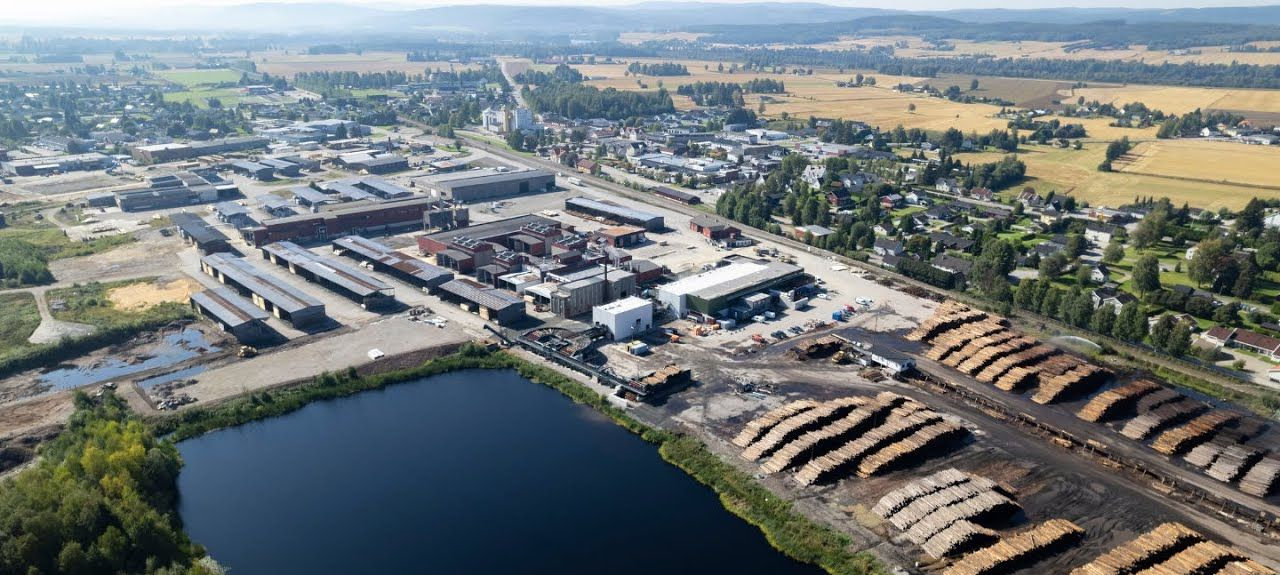 Hög kontorsbyggnad bredvid en blågrå byggnad med en stor LAB-skylt