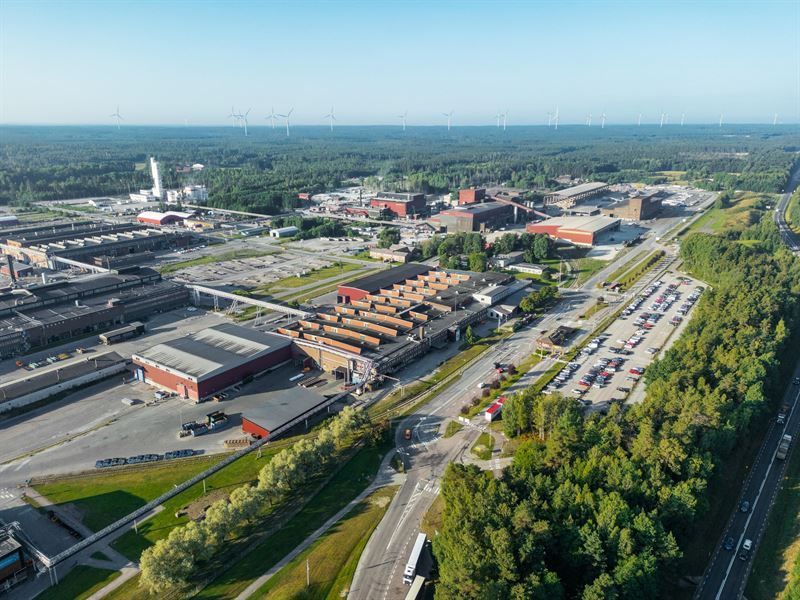 Hög kontorsbyggnad bredvid en blågrå byggnad med en stor LAB-skylt