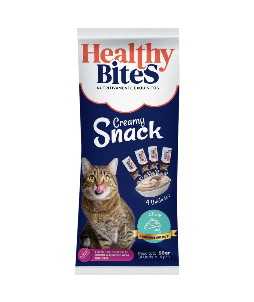 Paquete de comida para gatos con un gato lamiéndose los labios; fondo azul marino; snack cremoso.