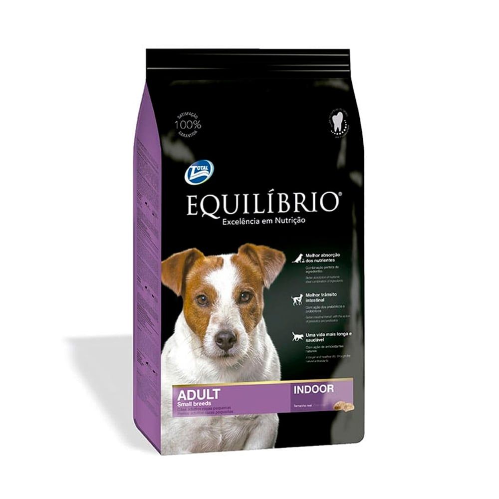 Bolsa de comida para perros, «Equilibrio Adult Indoor», con un Jack Russell Terrier. Envase negro y morado.