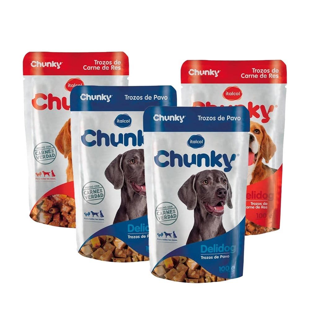 Cuatro bolsas de golosinas para perros: dos con tapa roja y una imagen de pollo, dos con tapa azul y una imagen de perro.