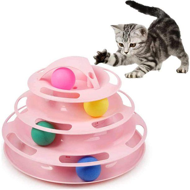 Un gatito jugando con una torre de juguetes rosa para gatos con bolas de colores.