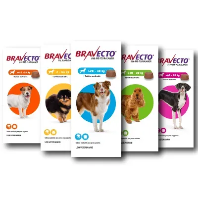 Cinco cajas Bravecto, cada una con una raza de perro diferente y un rango de peso codificado por colores.