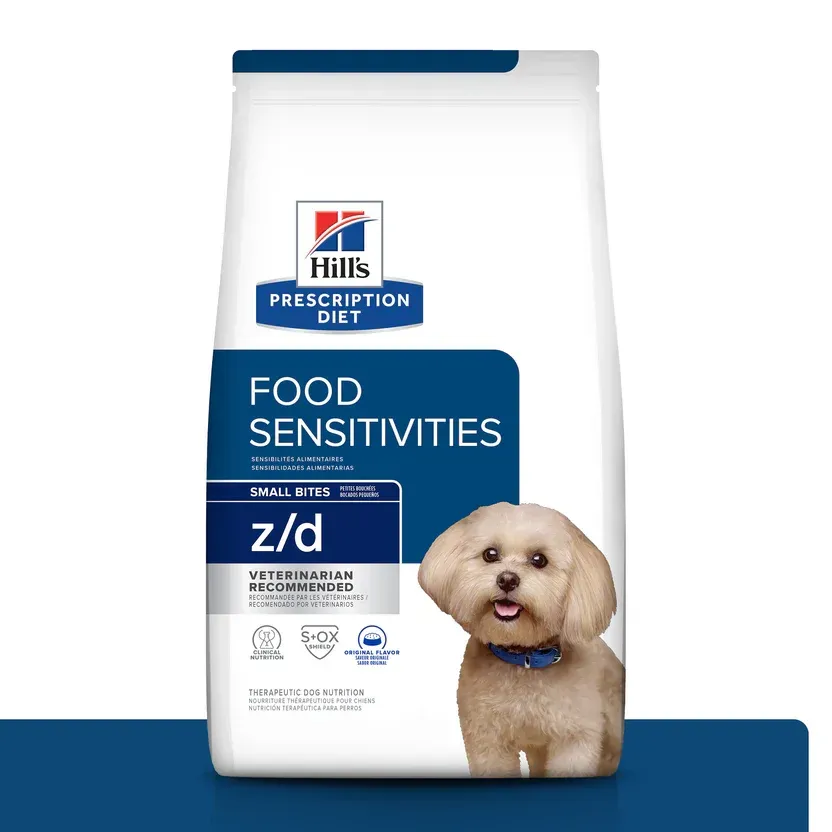 Bolsa de alimento para perros Hill's Prescription Diet, Food Sensitivities z/d, con un pequeño perro blanco en la esquina.