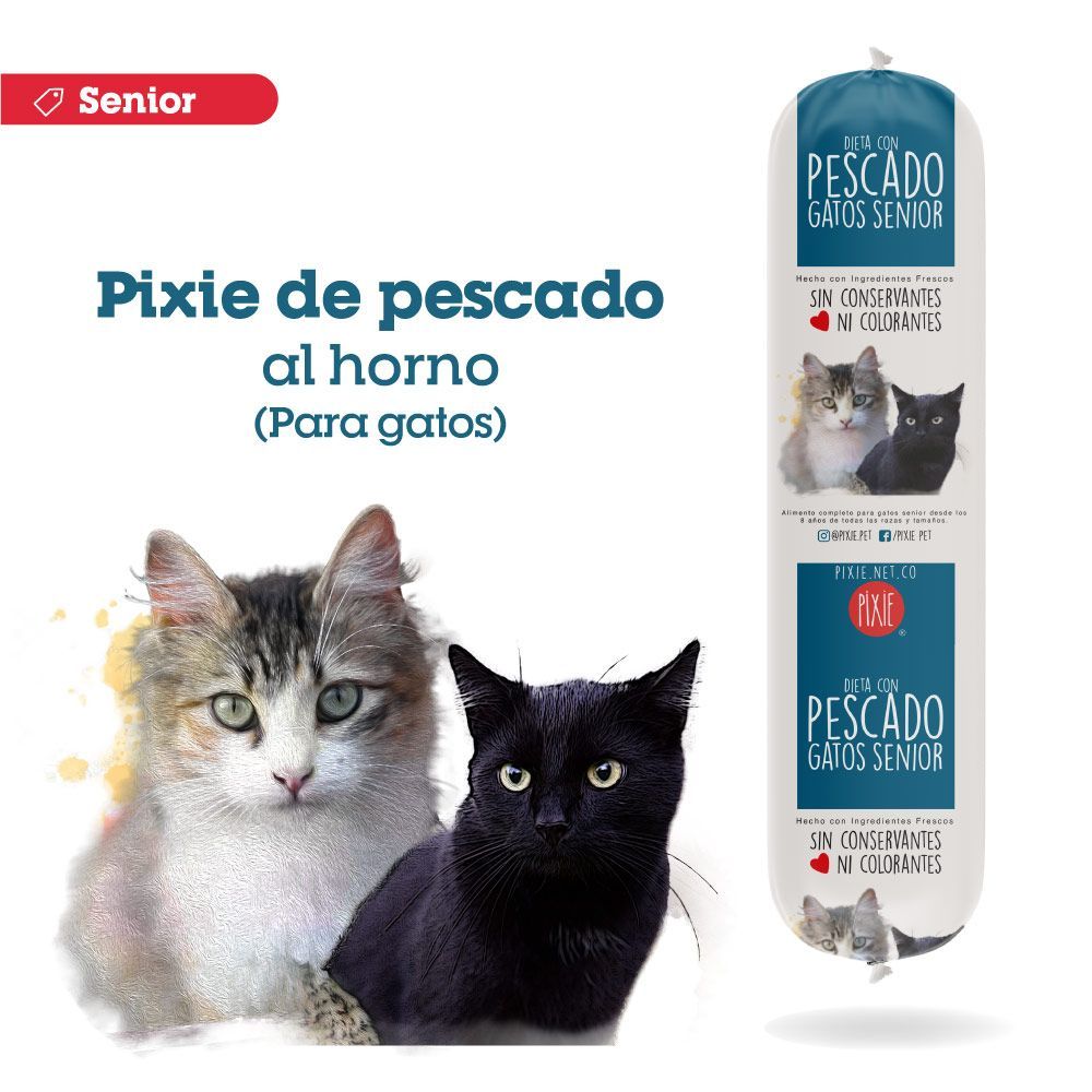Paquete de comida para gatos con etiqueta para gatos mayores. Se muestran dos gatos junto al paquete.