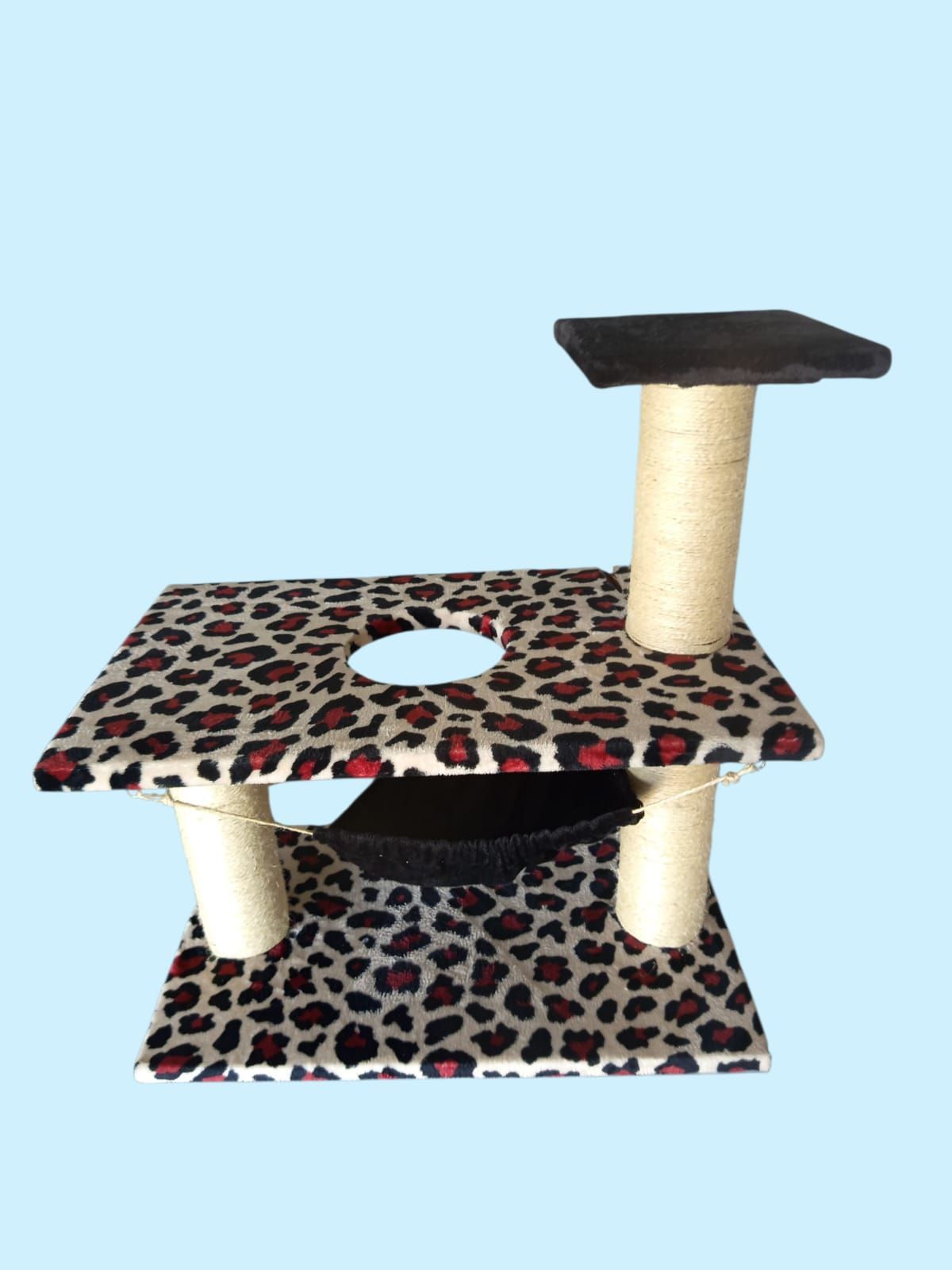 Árbol para gatos con estampado de leopardo, dos plataformas, una hamaca y un poste rascador, sobre un fondo azul.