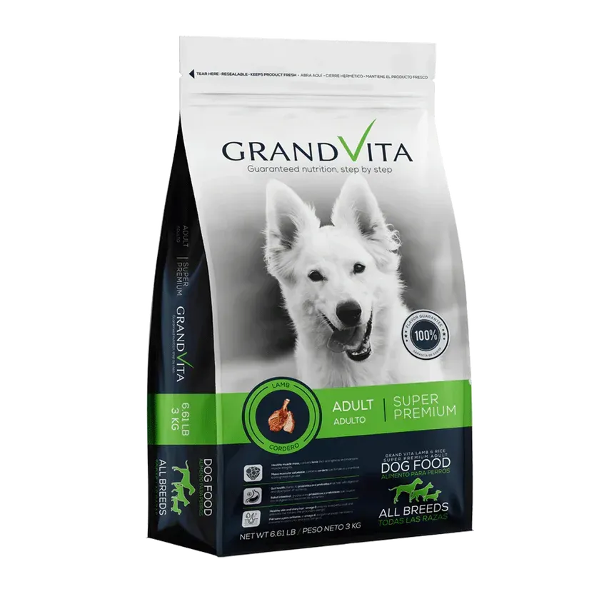 Bolsa de alimento para perros adultos Grand Vita con un perro blanco en el frente.