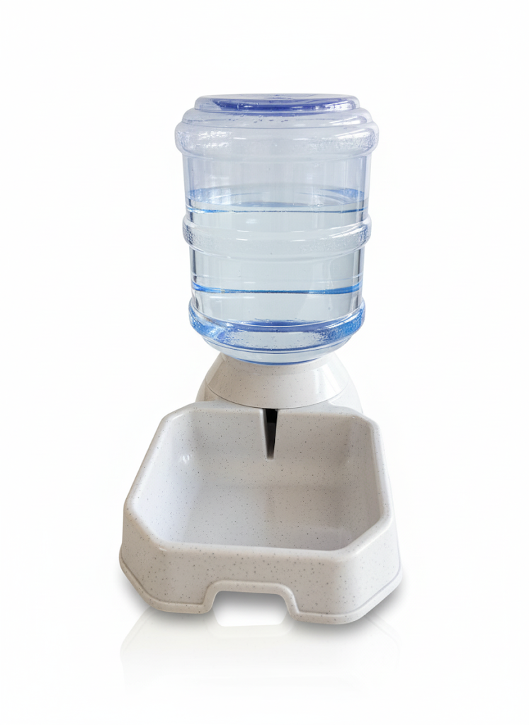 Bebedero blanco para mascotas con botella de agua transparente en la parte superior.