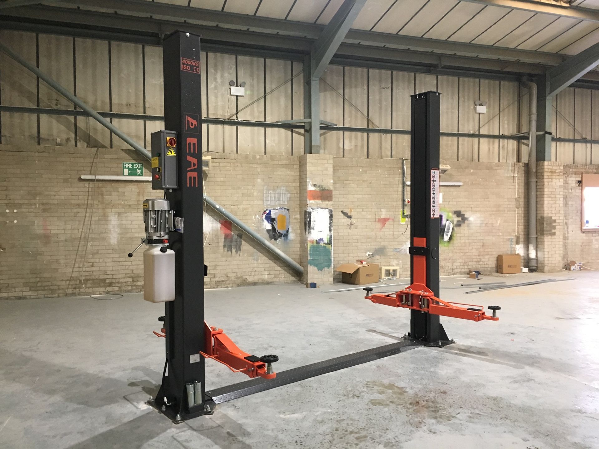 EAE-6254E Semi Baseless 2 Post Lift
(4.0 tonne)