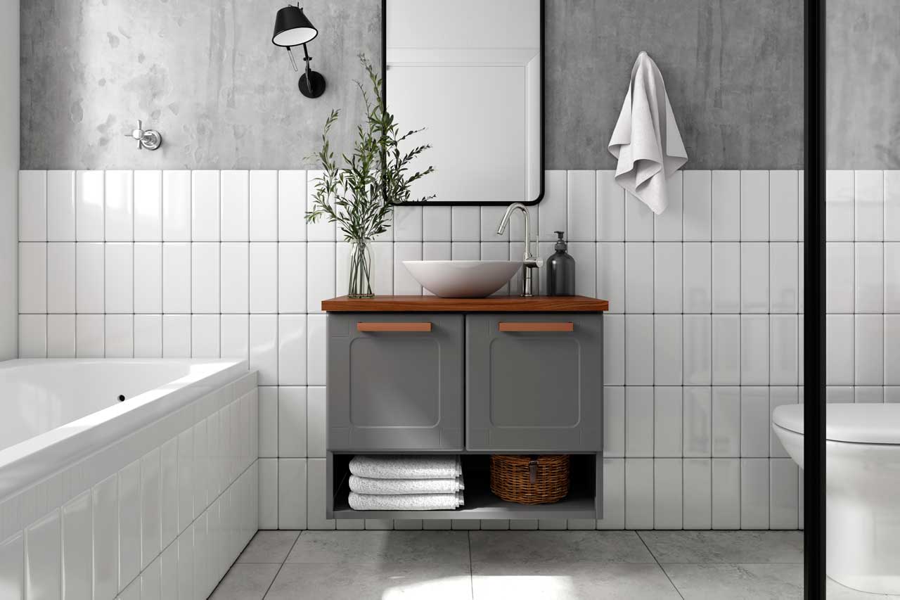Un baño con lavabo, espejo y bañera.