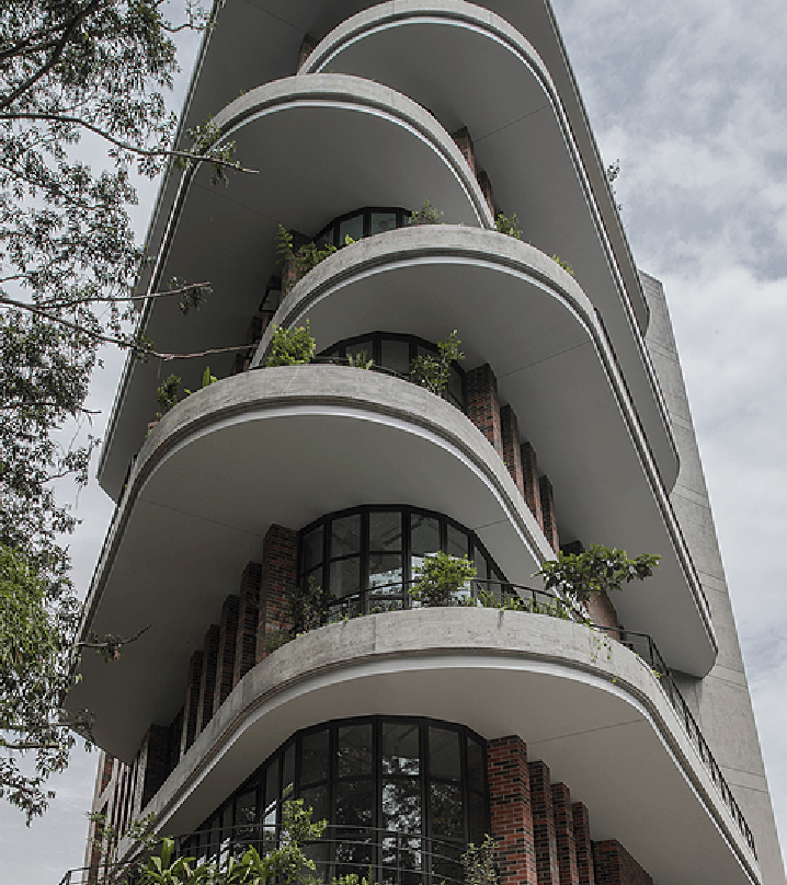 Un edificio alto con muchas ventanas y balcones.