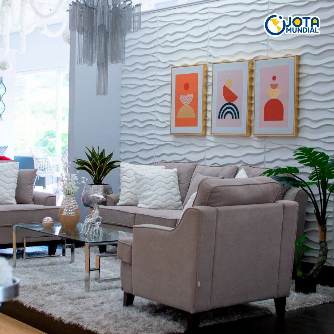 Una sala de estar con sofá, silla, mesa de café y plantas.