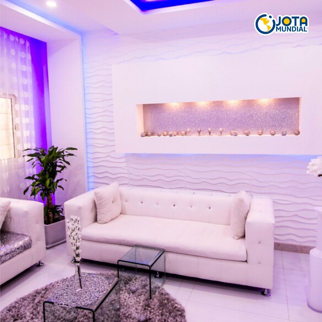Una sala de estar con un sofá blanco y un cartel que dice vota mundial