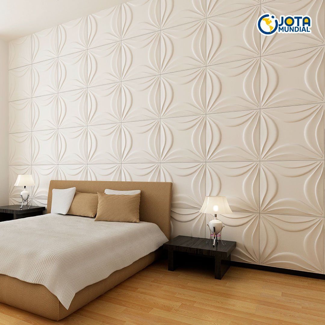Un dormitorio con una cama grande y una pared blanca.