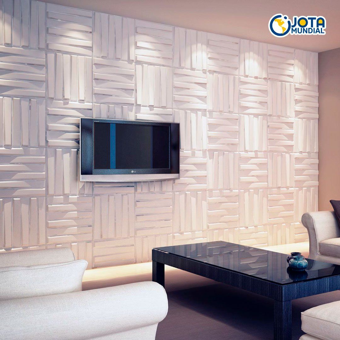 Una sala de estar con un televisor de pantalla plana en la pared.