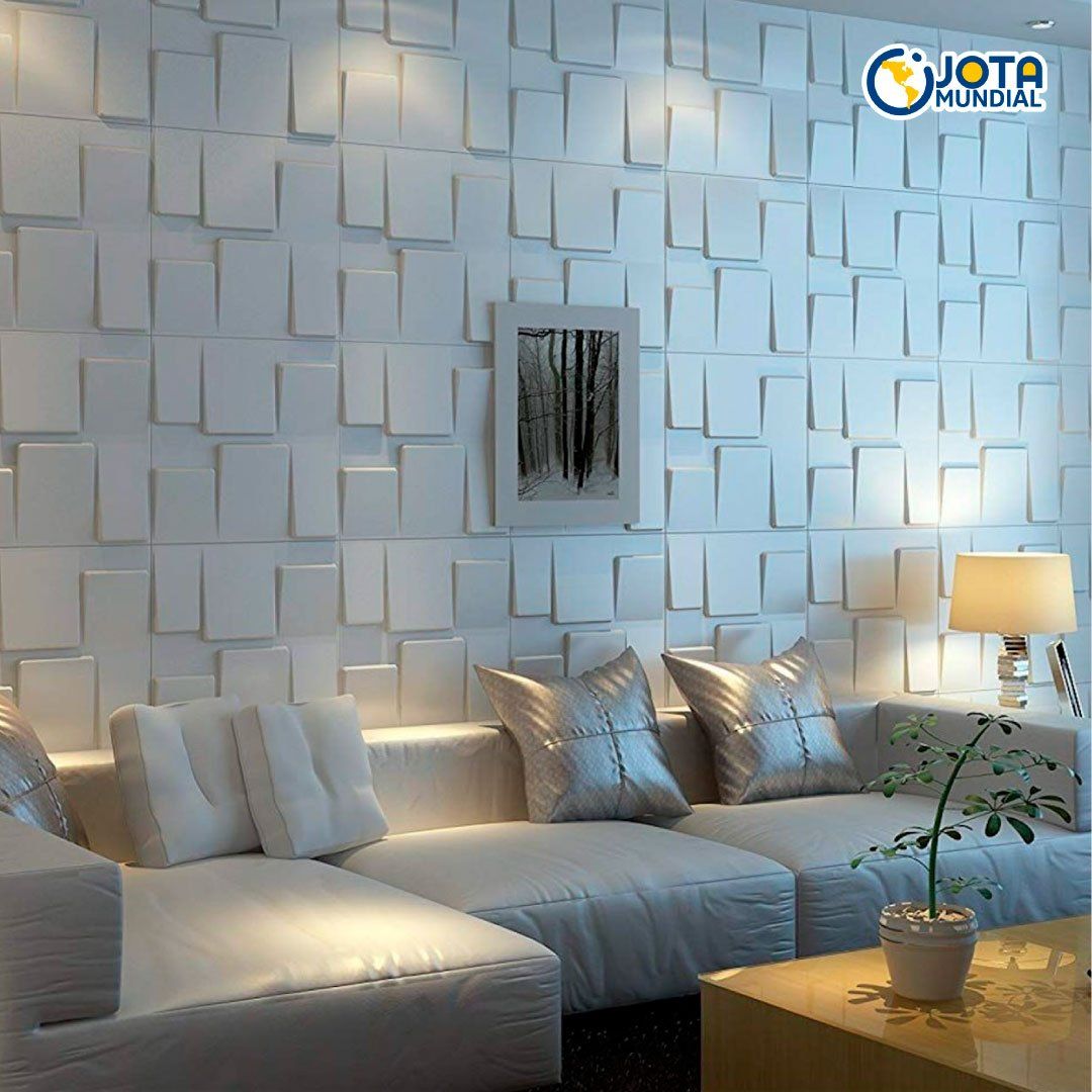 Una sala de estar con un sofá blanco y una pared blanca.