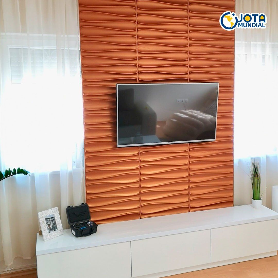 Una sala de estar con una pared de madera y un televisor de pantalla plana.