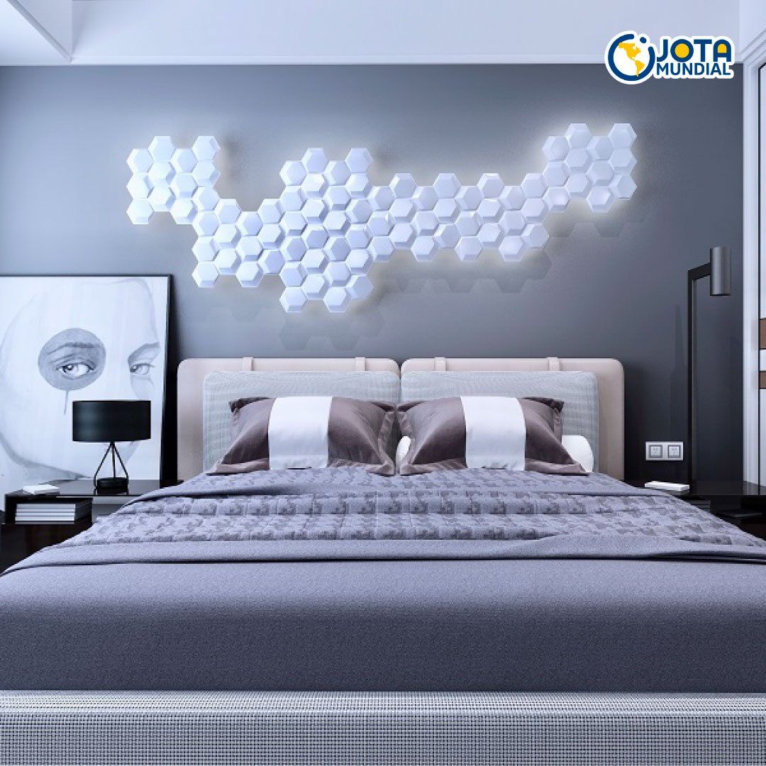 Un dormitorio con una cama grande y una foto de una mujer en la pared.