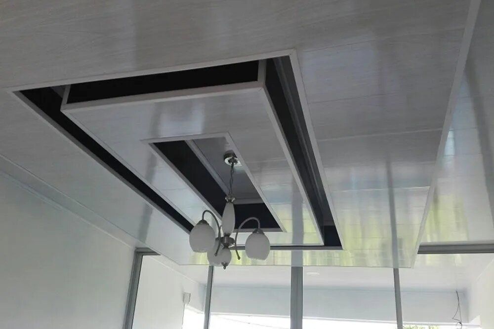 Una lámpara de araña cuelga del techo de una habitación.