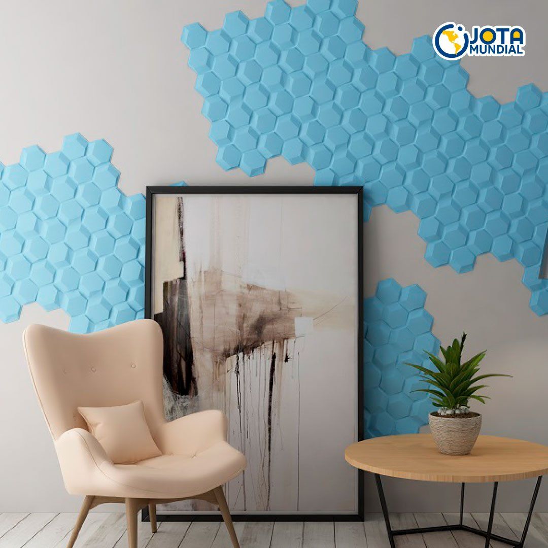 Una sala de estar con una silla, una mesa y un cuadro en la pared.