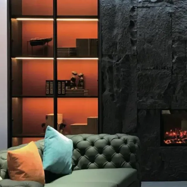 Una sala de estar con un sofá y una chimenea.