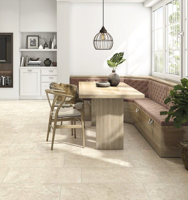 Un comedor con una mesa y sillas y un sofá.