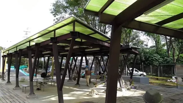 Un área cubierta en un parque con techo verde