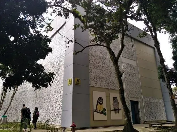 Un gran edificio con una boca de incendios delante.