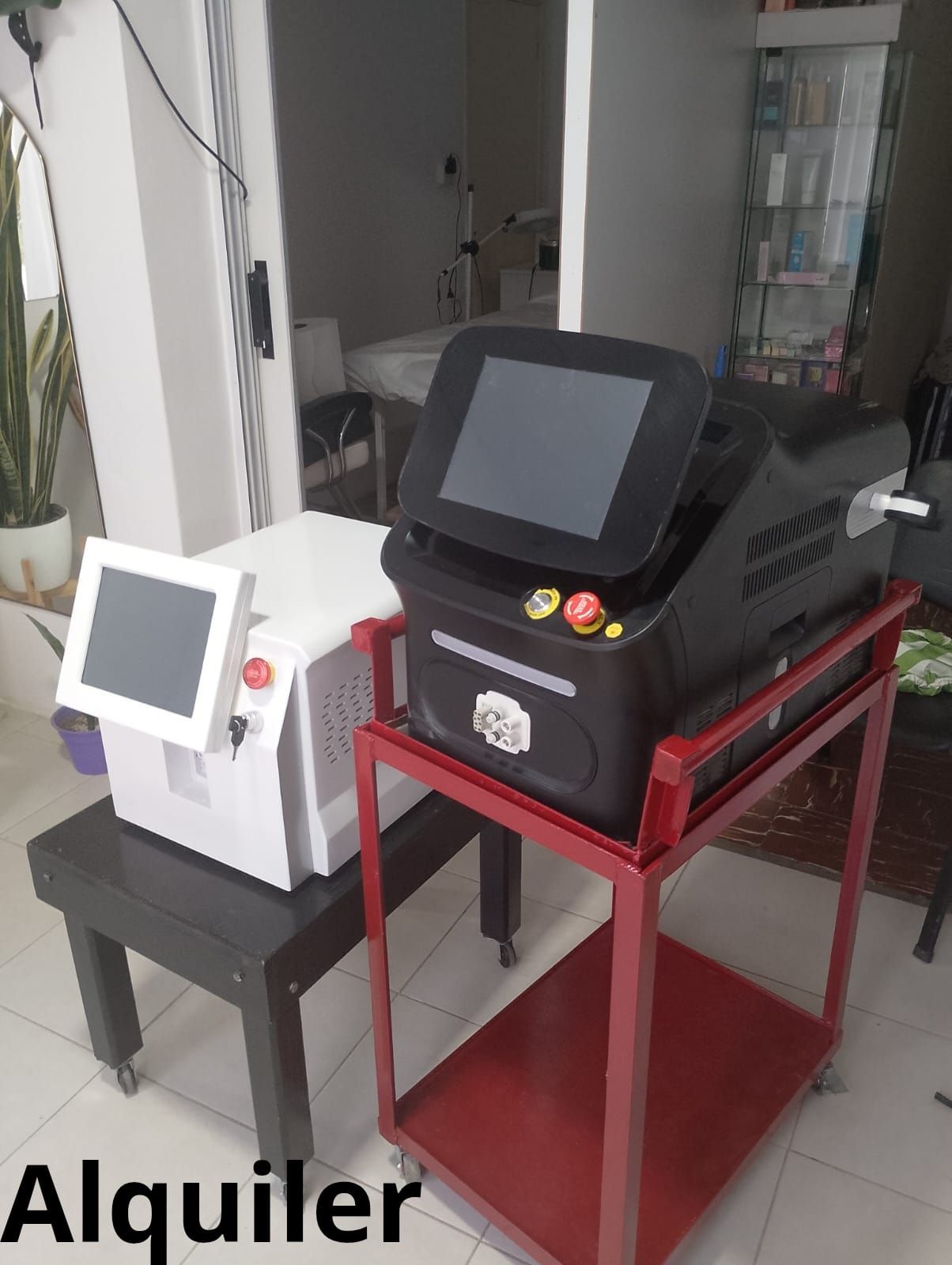 Dos quioscos con pantalla táctil sobre soportes, uno negro con botones rojos y otro blanco