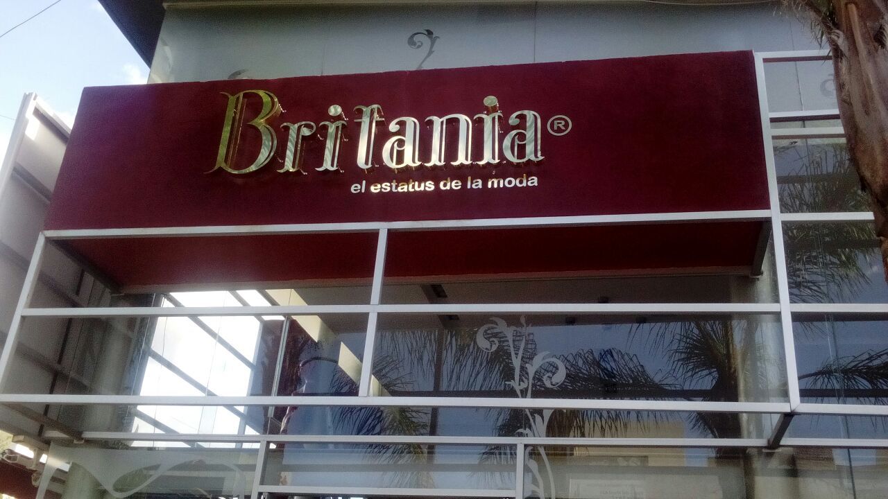 Un escaparate con un cartel que dice Britannia.