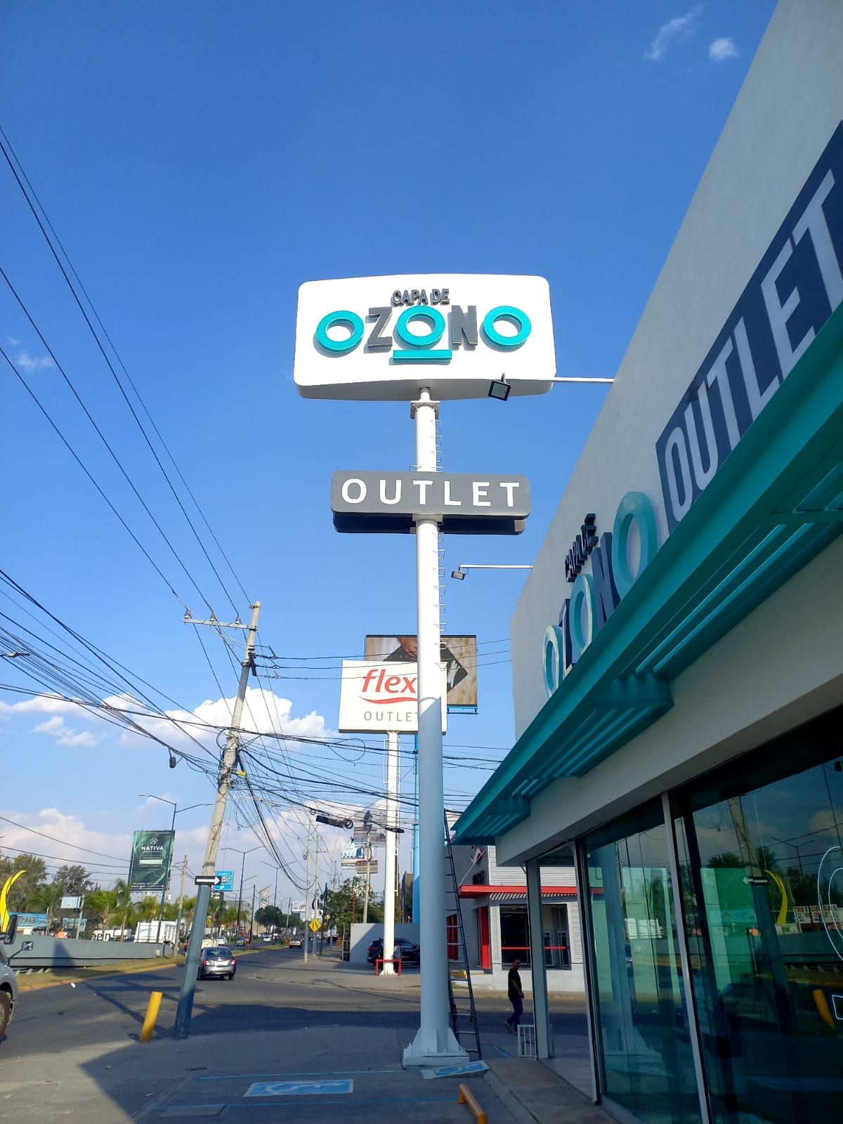 Un escaparate con un cartel que dice ozono outlet