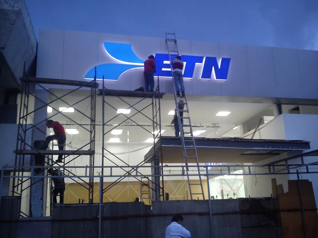 Un grupo de personas está trabajando en un cartel que dice etn
