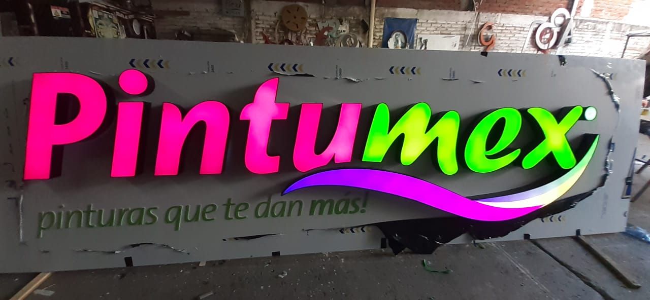 Un letrero de neón de Pintumex está sobre una mesa.