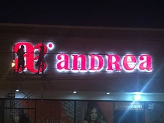 Un cartel de Andrea se ilumina por la noche.