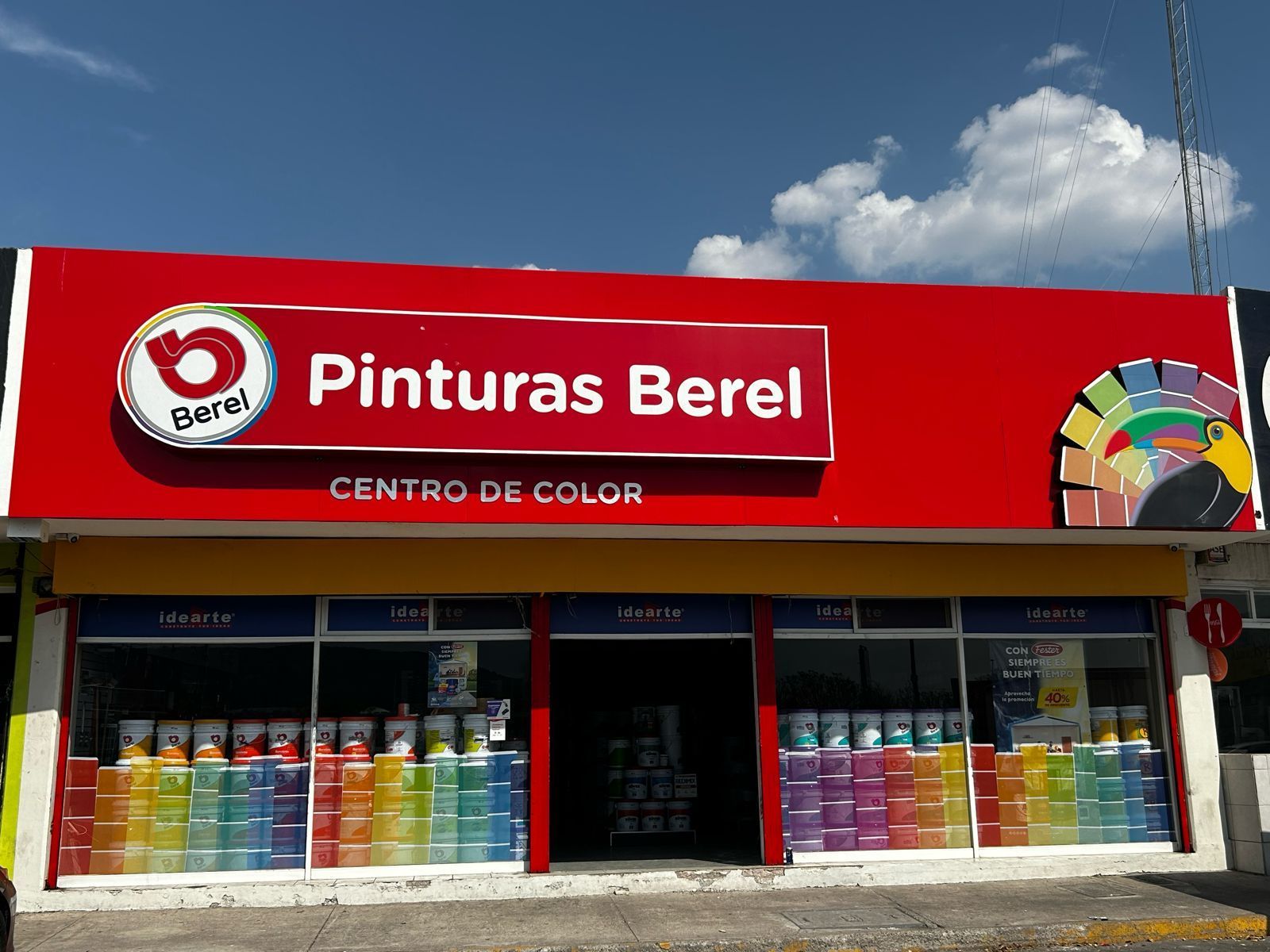 El frente de una tienda llamada pinturas berel
