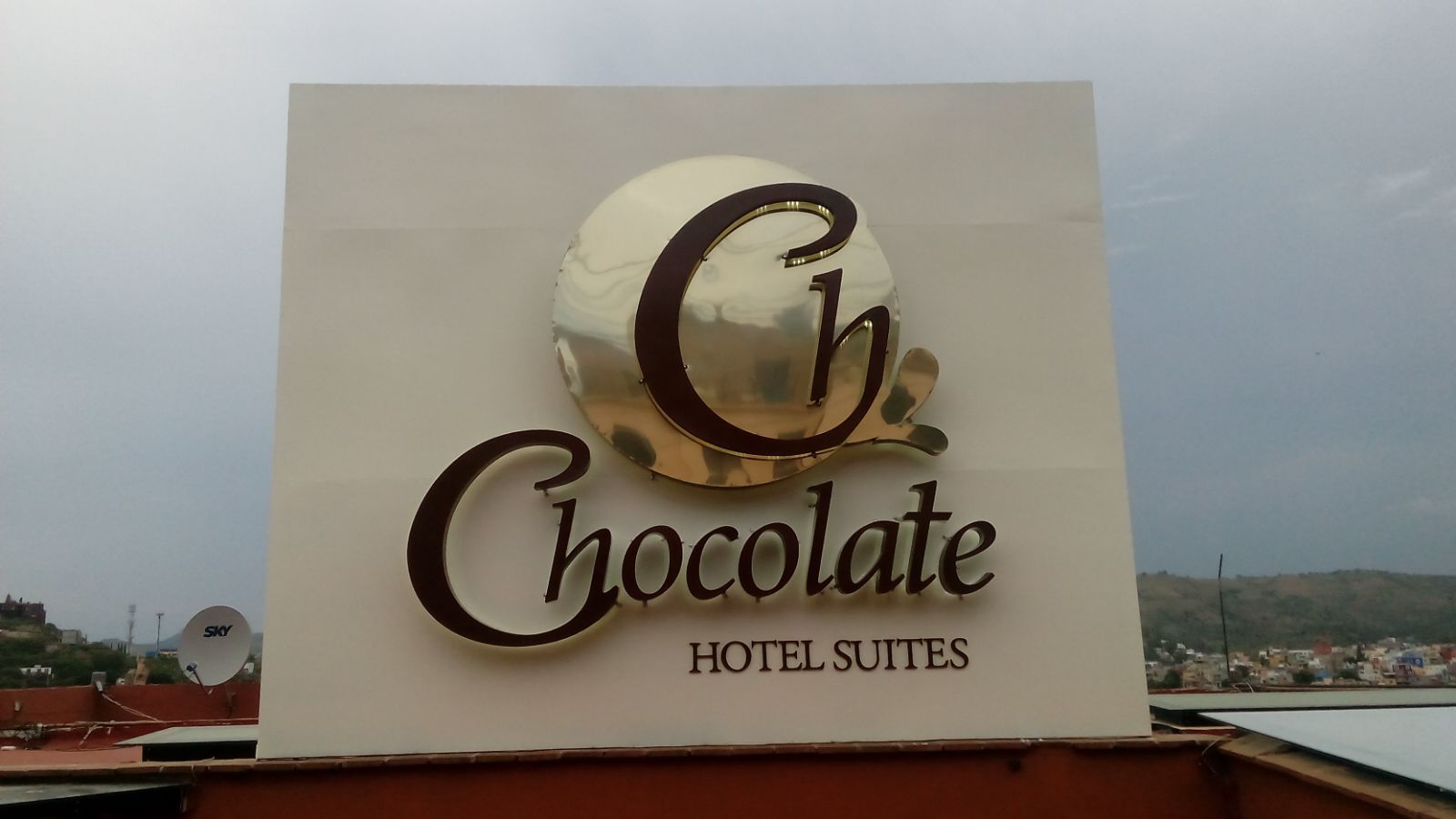 Un cartel que indica las suites del hotel de chocolate está en la parte superior de un edificio.