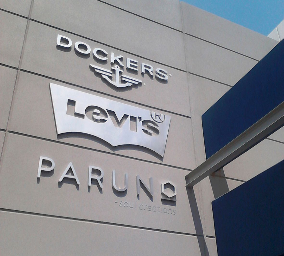 Un edificio con un cartel que dice Dockers Levi's y Paruno.